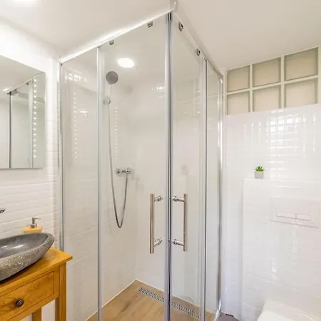 Top Location Modern Flats For Groups Apartment
